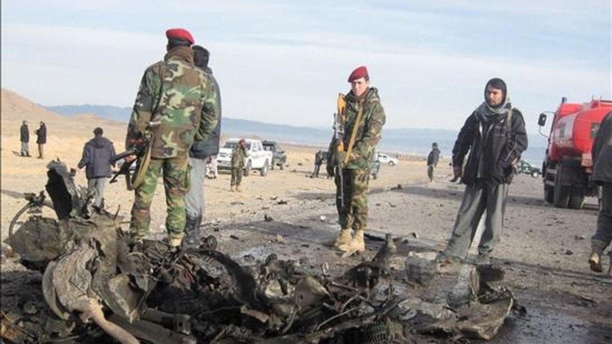Soldados afganos inspeccionan los restos del atentado suicida con coche bomba perpetrado en Herat (Afganistán), el pasado 21 de enero. EFE/Archivo