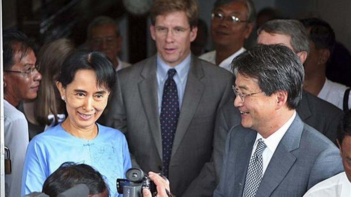 La líder de la oposición birmana y Premio Nobel de la Paz 1991, Aung San Suu Kyi, posa para los fotógrados tras su entrevista con Joseph Y. Yun (d), subsecretario adjunto para asuntos de Asia Oriental y Pacífico del Departamento de Estado norteamericano, en su casa en Rangún (Birmania), hoy, 10 de diciembre de 2010. EFE/STRINGER