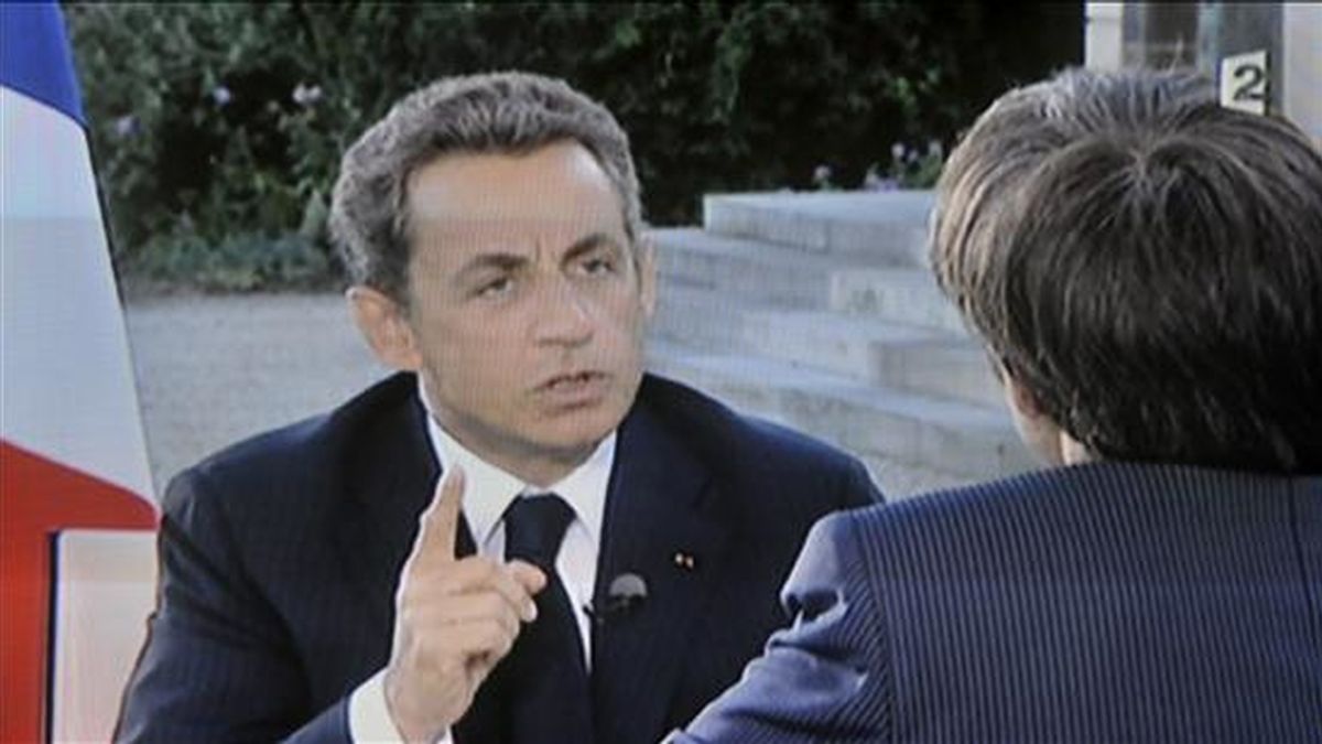 Imagen tomada del canal de televisión France 2 que muestra al presidente francés Nicolas Sarkozy durante una entrevista en París este lunes. EFE/CHANNEL FRANCE 2