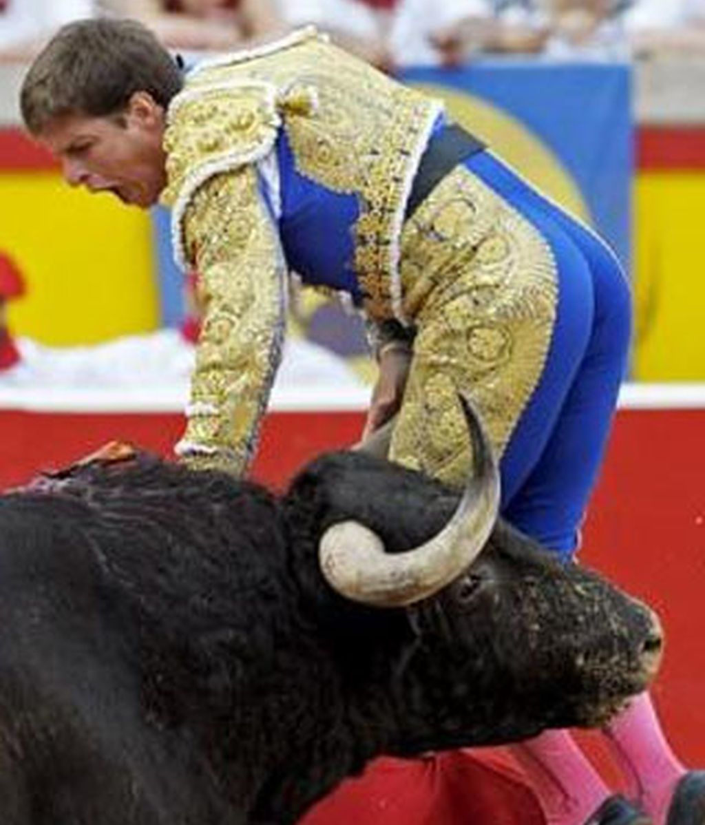 "El Juli" sufre un puntazo en el escroto en una corrida en Pamplona "El Juli" sufre un puntazo en el escroto en una corrida en Pamplona