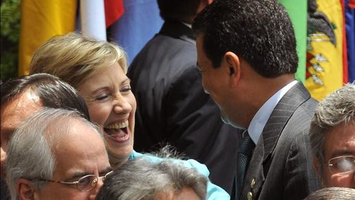 La secretaria de Estado de Estados Unidos, Hillary Clinton, sonríe en el momento de la toma de la fotografía oficial de la XXXIX Asamblea General de la Organización de Estados Americanos (OEA), que se lleva a cabo en San Pedro Sula (Honduras). EFE