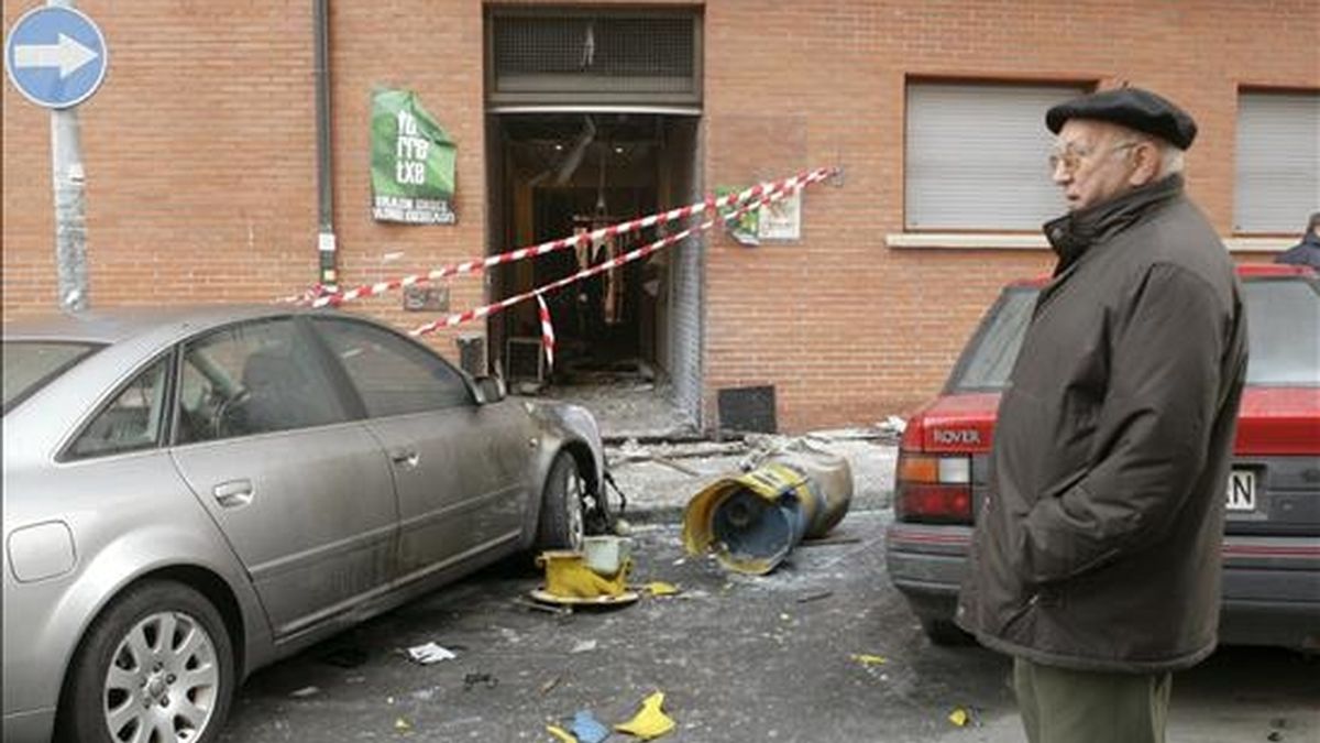Daños causados por la explosión de un artefacto en el batzoki del barrio de Cruces, en Barakaldo (Vizcaya), el pasado mes de febrero. EFE/Archivo