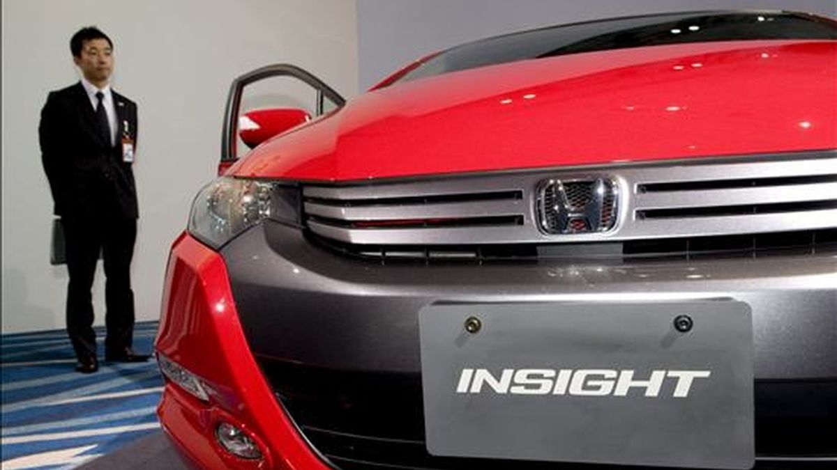 Imagen del nuevo Honda Insight, el nuevo híbrido del fabricante de vehículos japonés, que fue presentado hoy, junto a un programa de préstamos que pretende hacer asequibles sus vehículos ecológicos al gran público en tiempos de crisis en Tokio, Japón. La compañía comenzará a vender mañana su nuevo Insight a un precio inicial de 1.890.000 yenes (21.147 dólares), frente a los 2.330.000 yenes (26.065 dólares) que cuesta un Prius. EFE