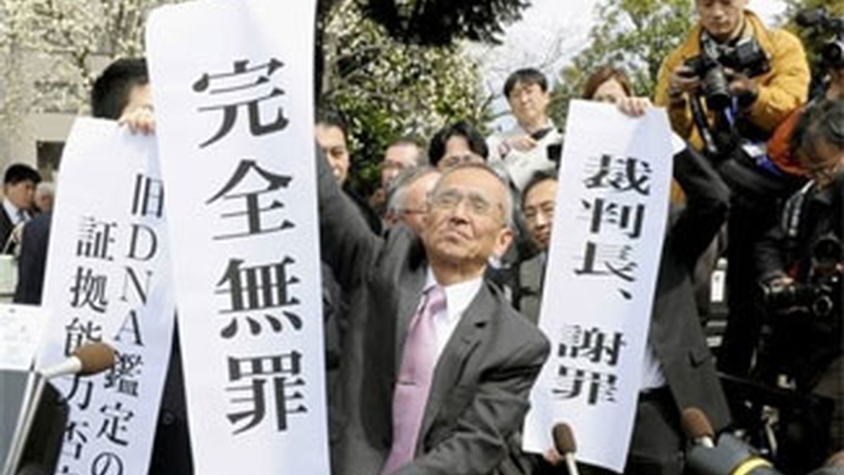 Toshikazu Sugaya celebra su libertad. Foto: AP.