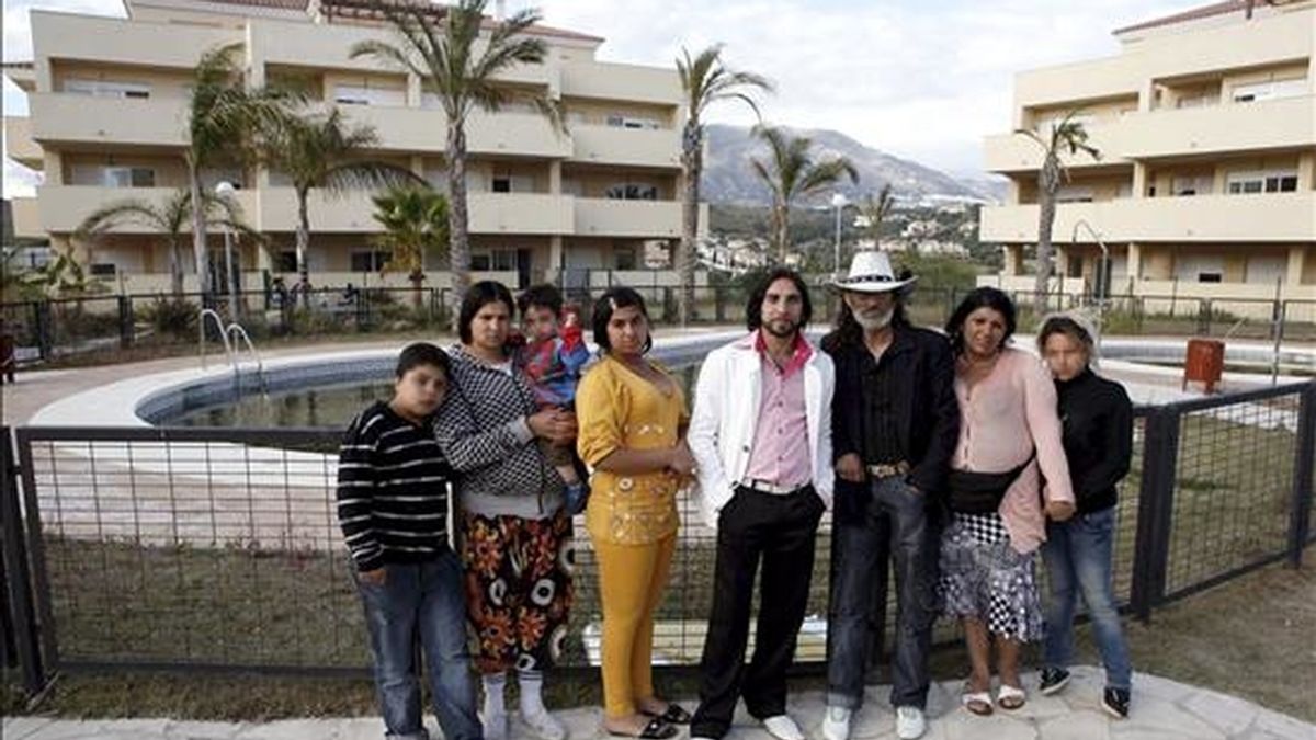 En la imagen, varias de las personas que habían ocupado ilegalmente una urbanización deshabitada de Mijas (Málaga) con una treintena de apartamentos. EFE
