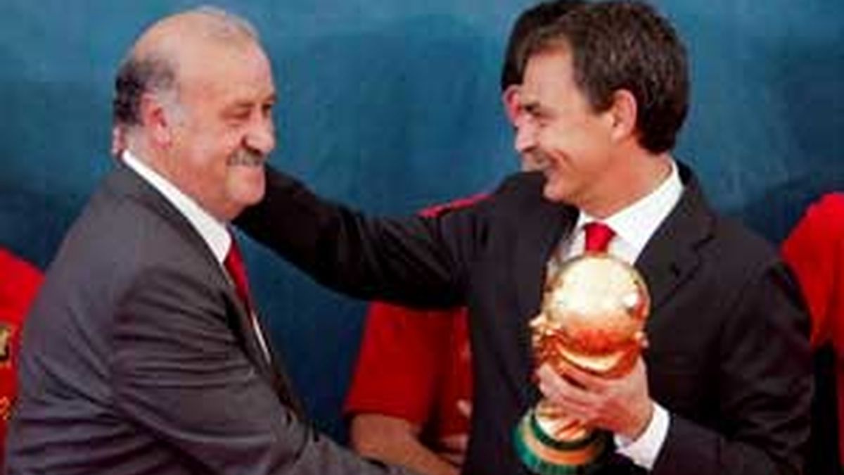 El presidente del Gobierno ha compartido la Copa del Mundo con la selección. Vídeo: Informativos Telecinco.