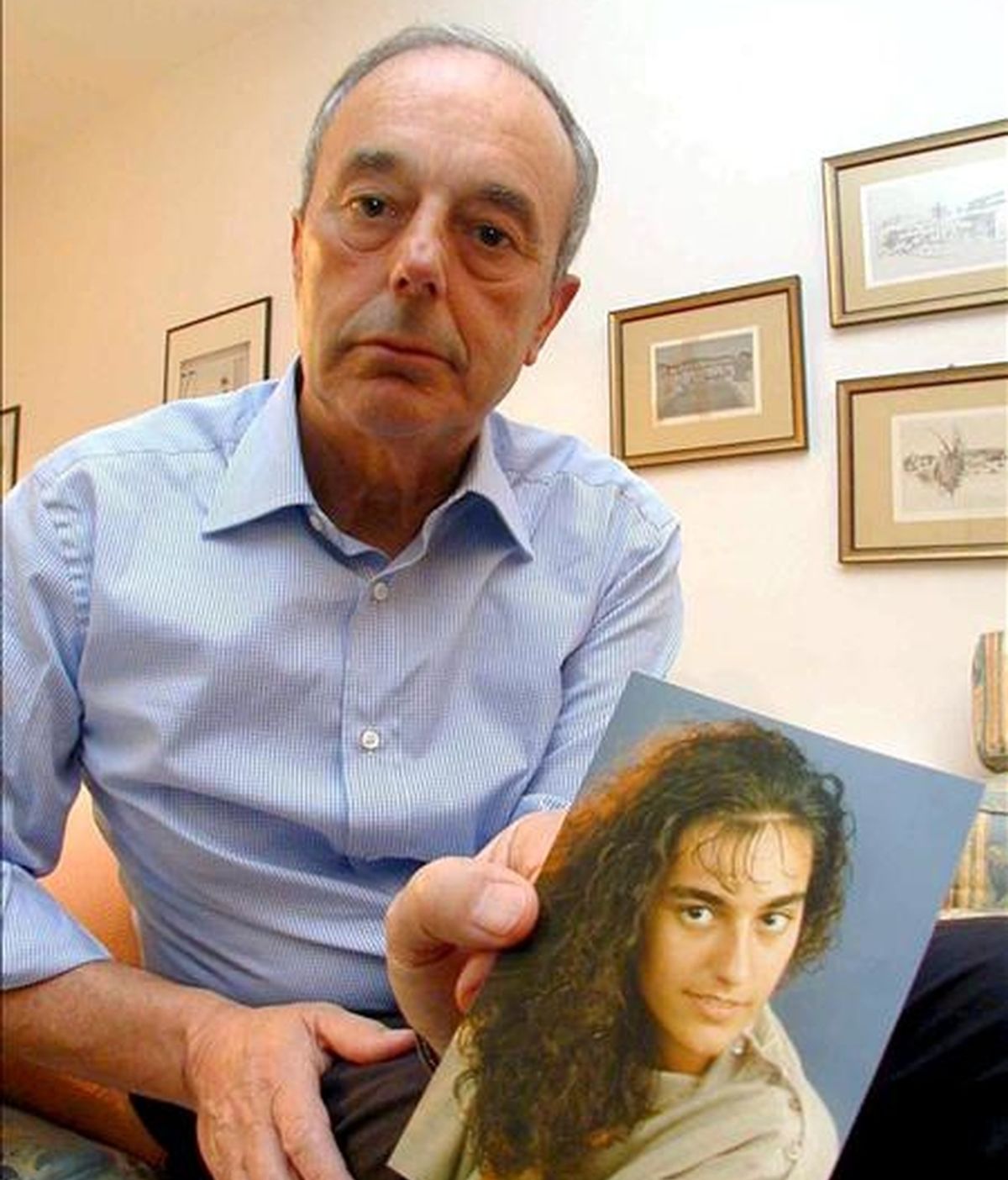 Giuseppe Englaro sujetando una foto de su hija Eluana, en Lecco (Italia) en marzo de 2002. EFE/Archivo
