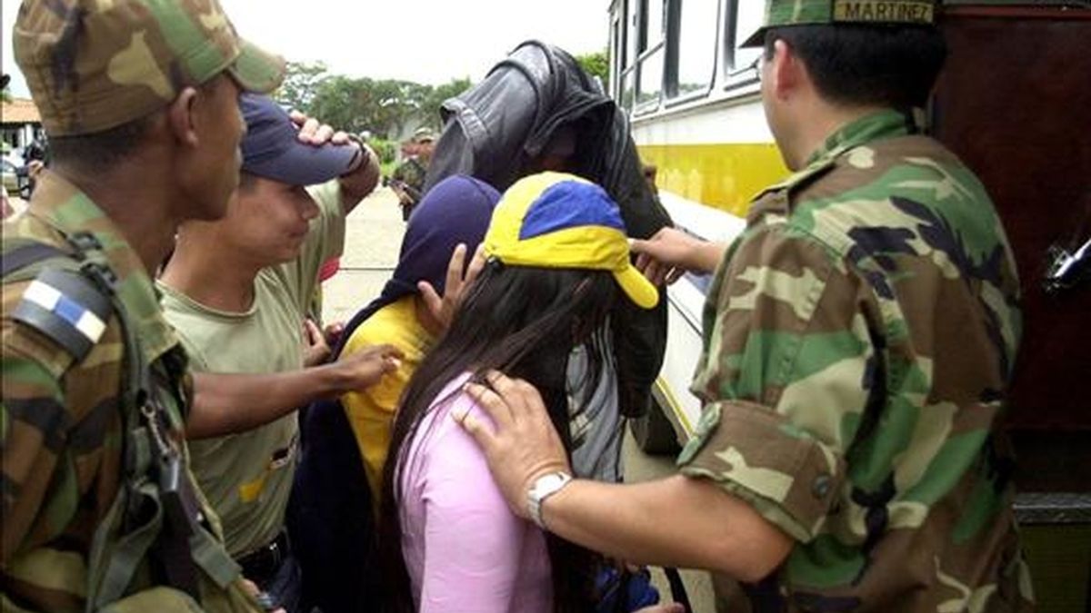 El informe tiene documentados 963 casos de menores desmovilizadas, de los cuales 617 corresponden a antiguas guerrilleras de las FARC y 173 ELN. EFE/Archivo