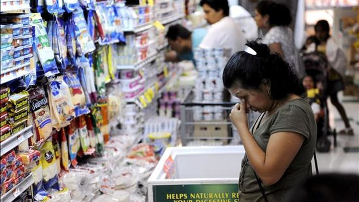 En la imagen, una mujer selecciona productos en un supermercado. EFE/Archivo