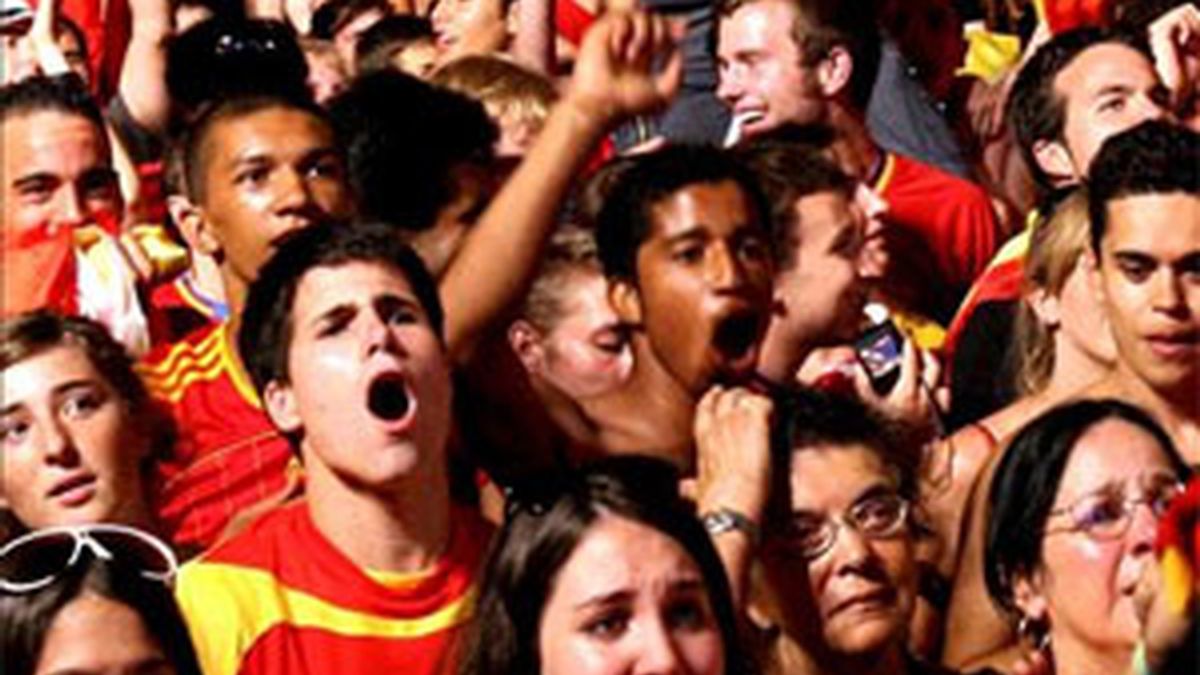 Algunos de los aficionados tuvieron que ser atendidos. Foto: EFE.