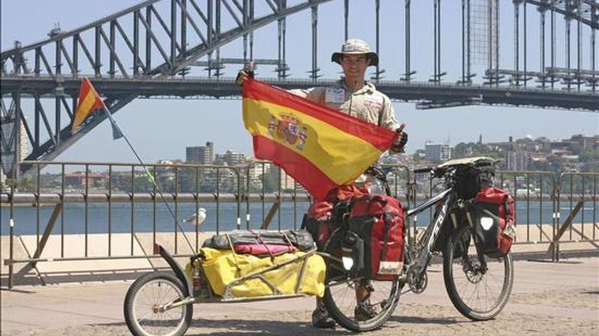 El asturiano Juan Menéndez Granados, de 26 años y originario del pueblo de Pravia, llegó hoy a Sídney tras superar la hazaña de cruzar en diagonal Australia , unos 5.000 kilómetros que atravesó en bicicleta y sin asistencia durante los tres meses más calurosos del año. EFE/Archivo