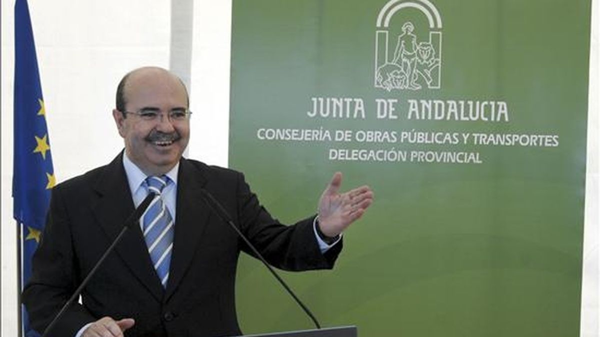 El vicepresidente primero de la Junta de Andalucía, Gaspar Zarrías, durante su intervención ayer en el acto de inauguración del tramo Úbeda-Baeza de la Autovía del Olivar. EFE