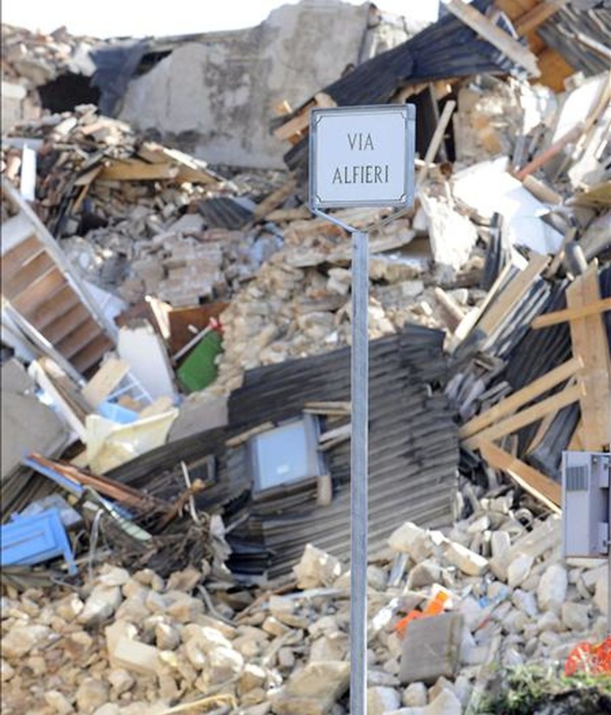 La señal de una calle de Onna (Italia) es la única cosa que se mantiene en pie en una vía llena de escombros de los edificios destruidos durante el terremoto que el lunes asoló la región de Abruzos. EFE