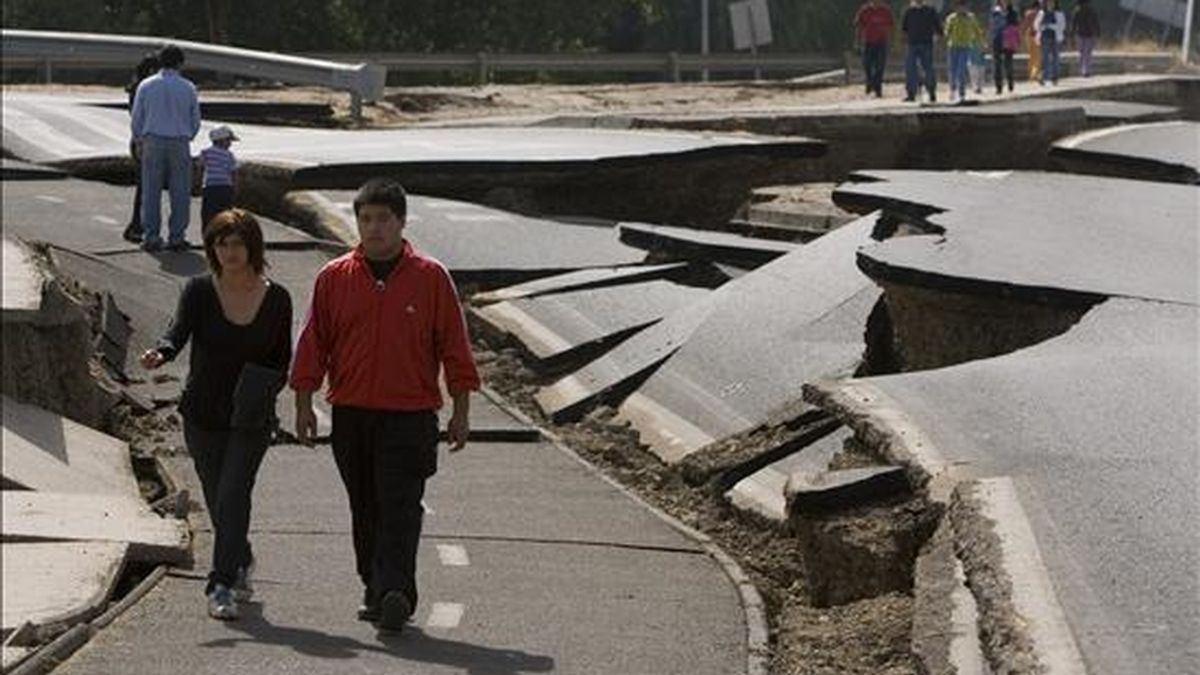 Varias personas transitan junto a una carretera destruida este 27 de febrero en Santiago de Chile, tras el terremoto de 8,8 grados en la escala de Richter que esta madrugada sacudió el centro y sur del país. EFE/Archivo