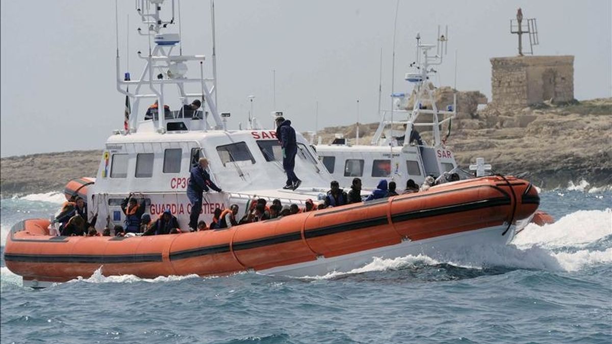 Un grupo de inmigrantes africanos subsaharianos viaja a bordo de un bote de la Guardia Costera italiana, mientras son trasladados al puerto de la isla italiana de Lampedusa, el pasado 15 de abril. EFE/Archivo