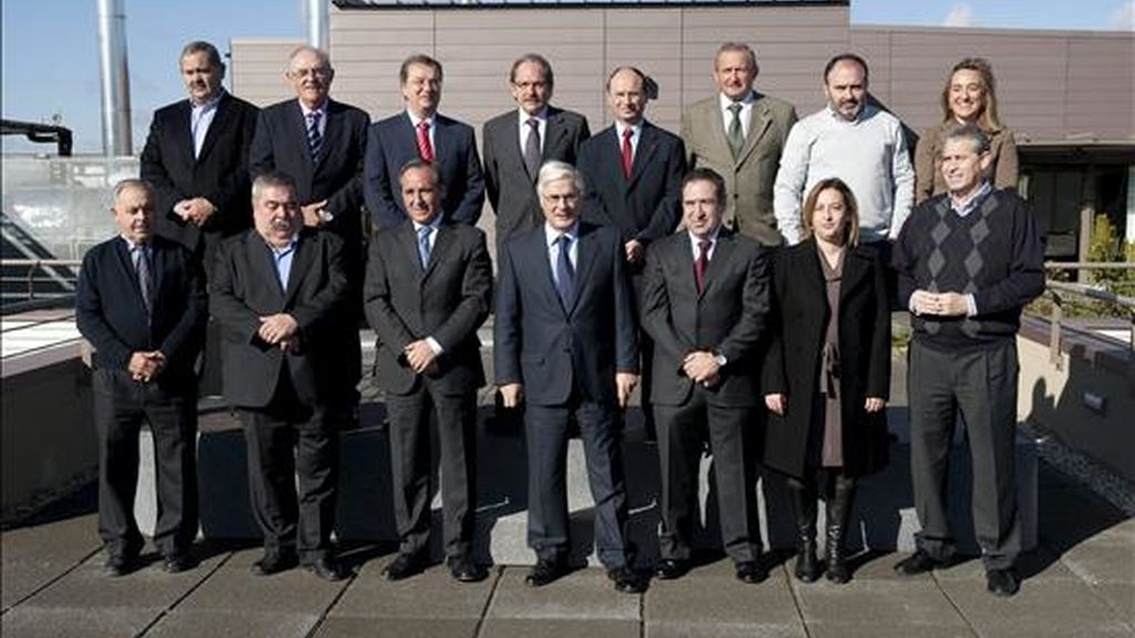 El presidente de Castilla-La Mancha, José María Barreda (primera fila-c), presentó en la Mesa del Agua el borrador de la Ley de Agua, que recoge las pretensiones de la región en materia hídrica, que será aprobado por el Consejo de Gobierno y remitido a las Cortes regionales, con vistas a que antes de que termine la presente legislatura se pueda ver en el Congreso de los Diputados. EFE El presidente de Castilla-La Mancha, José María Barreda (primera fila-c), presentó en la Mesa del Agua el borrador de la Ley de Agua, que recoge las pretensiones de la región en materia hídrica, que será aprobado por el Consejo de Gobierno y remitido a las Cortes regionales, con vistas a que antes de que termine la presente legislatura se pueda ver en el Congreso de los Diputados. EFE