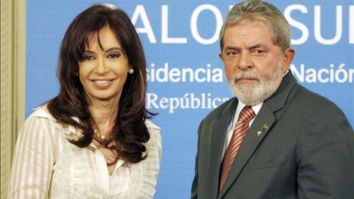 Imagen de este jueves de la presidenta de Argentina, Cristina Fernández, y su homólogo de Brasil, Luiz Inácio Lula da Silva, durante una rueda deprensa. EFE