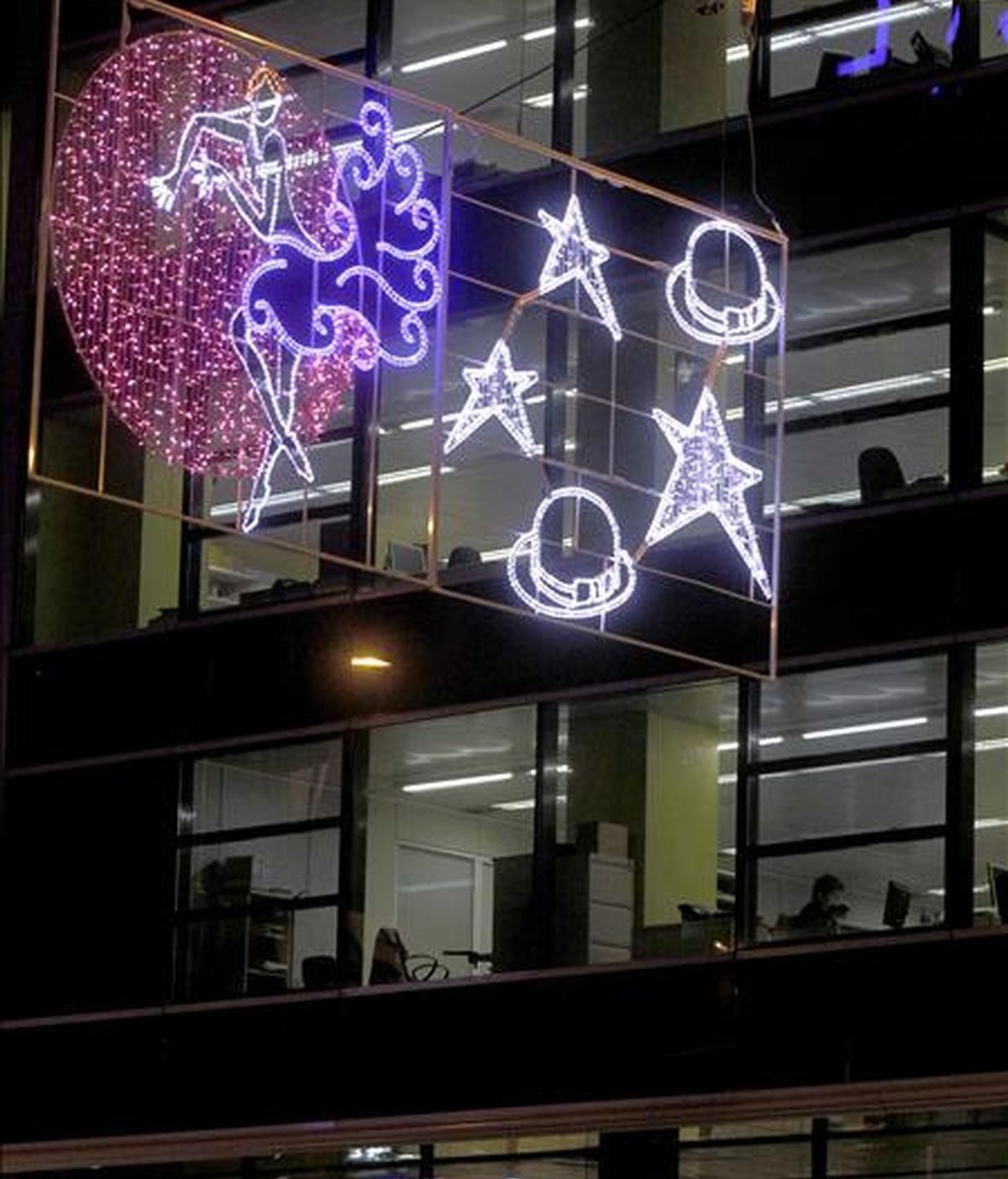 Detalle de las luces de Navidad instaladas en la avenida del Paralelo de Barcelona. EFE