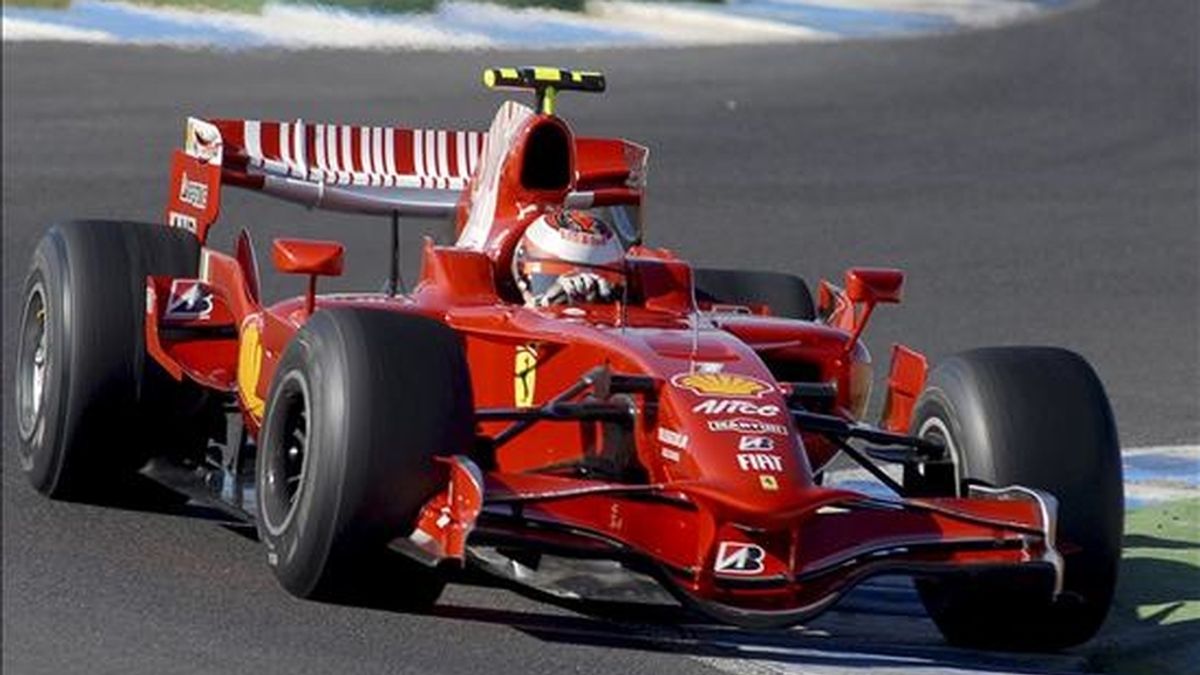 El piloto finlandés de Fórmula Uno, Kimi Raikkonen, durante una jornada de entrenamientos de la escudería Ferrari. EFE/Archivo