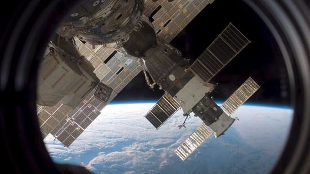 Fotografía cedida por la NASA que muestra la nave Soyuz 13 (TMA-9) y el carguero Progress 22 fotografiados por un miembro de la tripulación de la STS-116 desde una ventana de Estación Espacial Internacional durante el acople del transbordador espacial Discovery a la estación. Fotografía del 17 de diciembre de 2006. EFE/Archivo Fotografía cedida por la NASA que muestra la nave Soyuz 13 (TMA-9) y el carguero Progress 22 fotografiados por un miembro de la tripulación de la STS-116 desde una ventana de Estación Espacial Internacional durante el acople del transbordador espacial Discovery a la estación. Fotografía del 17 de diciembre de 2006. EFE/Archivo