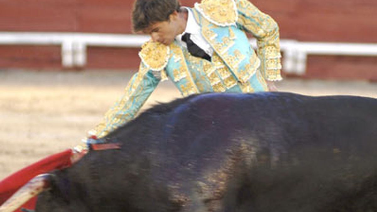 El diestro Eugenio de Mora da un derechazo a su morlaco durante la corrida del Corpus Christi celebrada en la plaza de toros de Toledo. Foto: EFE