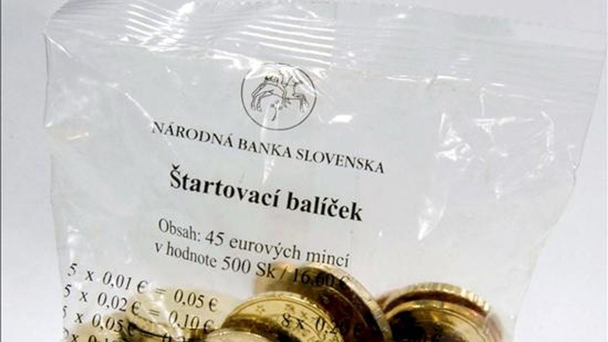 Un paquete realizado por el Banco Central de Eslovaquia, que contiene monedas eslovacas europeas, fotografiado en Bratislava, Eslovaquia. EFE/Archivo