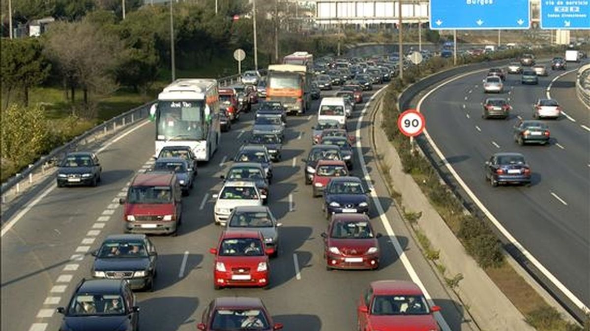 Vista de la circulación de vehículos en el sentido de entrada (i) y salida (d) de Madrid en la A-I, carretera de Burgos. EFE/Archivo Vista de la circulación de vehículos en el sentido de entrada (i) y salida (d) de Madrid en la A-I, carretera de Burgos. EFE/Archivo