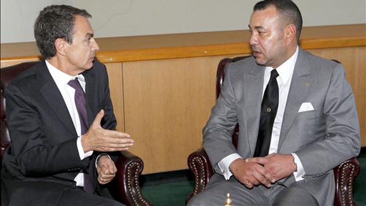 El presidente del Gobierno español, José Luis Rodríguez Zapatero (i), durante una entrevista con el rey de Marruecos, Mohamed VI. EFE/Archivo