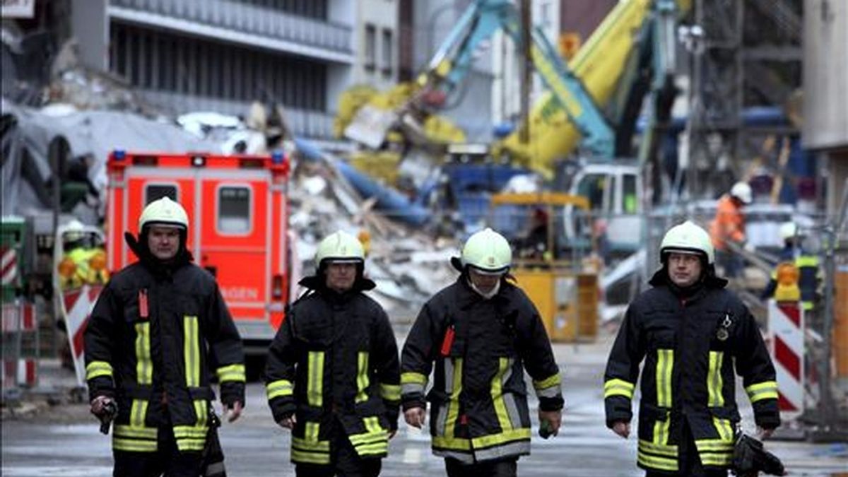 En la imagen, varios bomberos durante un derrumbe en Colonia (Alemania). EFE/Archivo