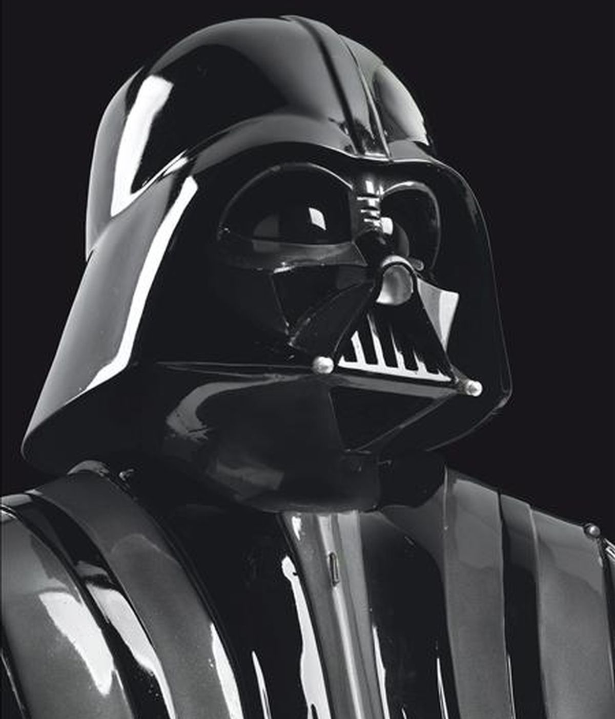 Foto sin fechar, facilitada por la casa de subastas Christie's, que muestra el traje original de Darth Vader, el malo de la saga 'La Guerra de las Galaxias' de George Lucas. EFE
