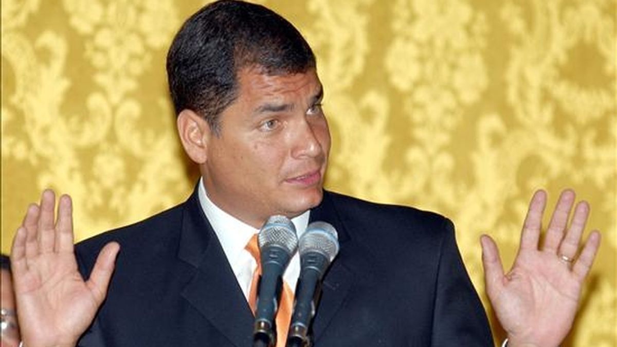 "No permitiremos abusos como el que vayan funcionarios de una embajada extranjera a llevarse computadoras, equipos de oficina, vehículos e información de las oficinas de la Policía Nacional", señaló Correa. EFE/Archivo