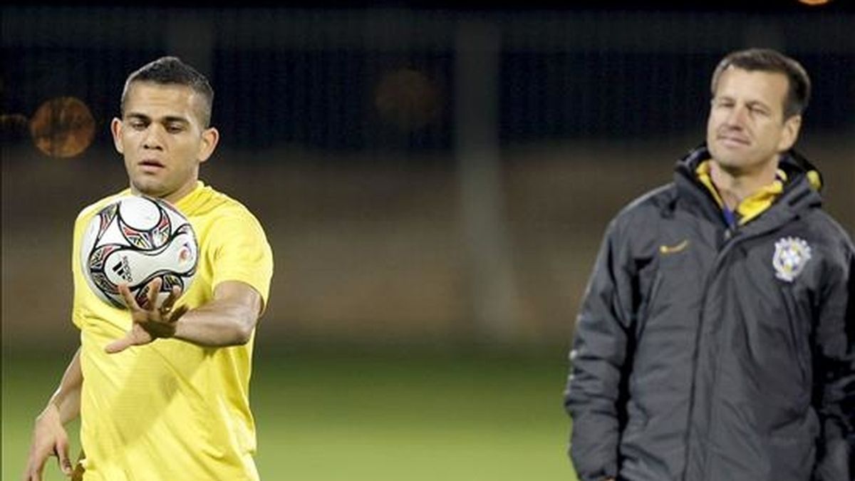 El defensa de la selección brasileña Daniel Alves (i), junto al seleccionador, Carlos Verri "Dunga", durante un entrenamiento. EFE