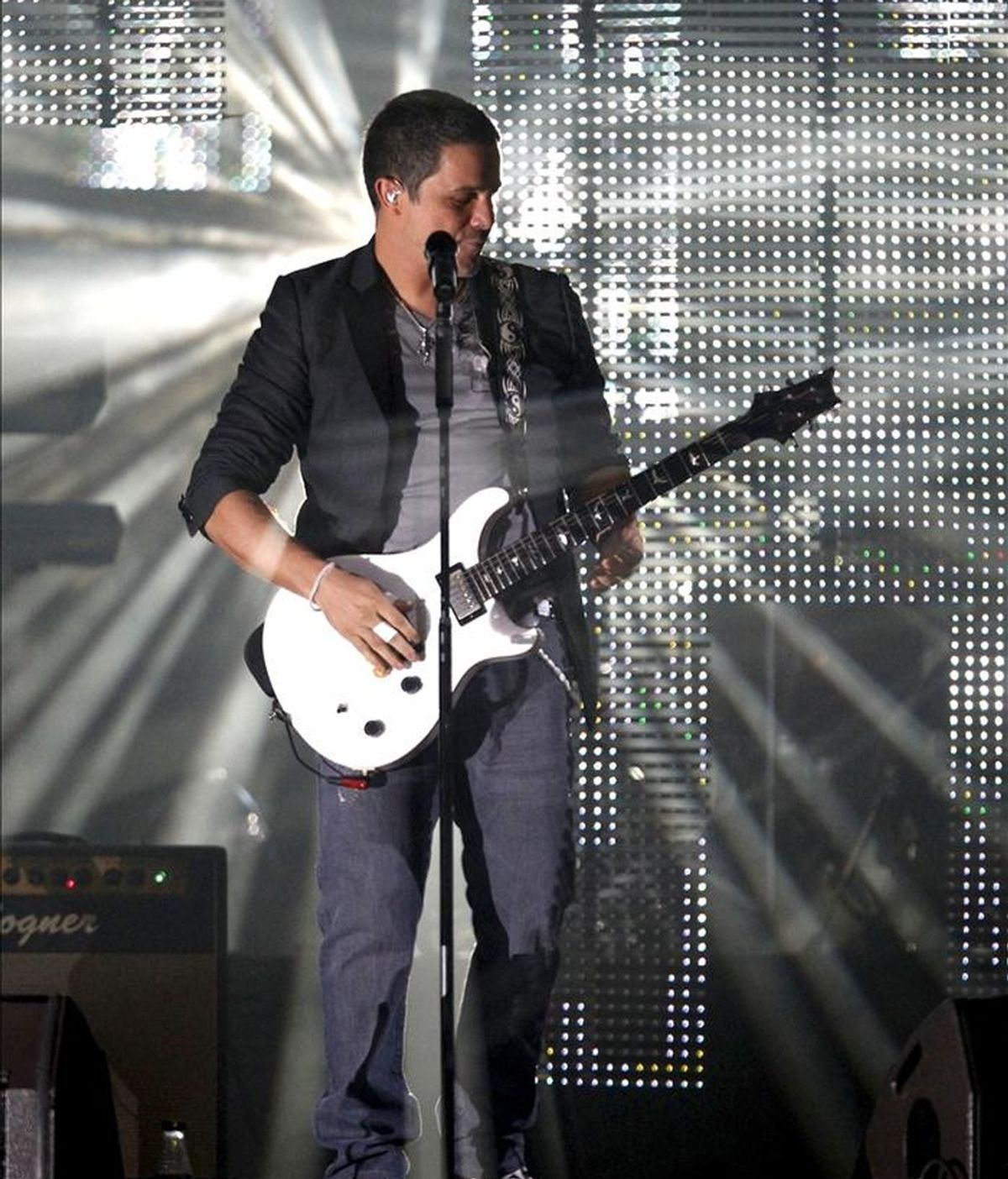 Fotografía de archivo (8/9/2010) de Alejandro Sanz durante un concierto ofrecido en el Palacio de los Deportes de Madrid, dentro de su gira "Paraíso Tour". EFE