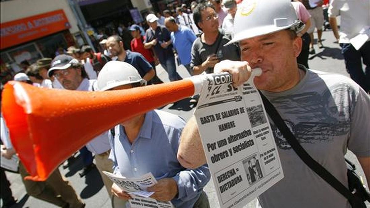 Un obrero de la construcción se manifiesta el pasado 3 de febrero, durante una marcha por el centro de Santiago (Chile), en protesta por los despidos masivos que se han producido en diferentes empresas a nivel nacional. EFE/Archivo