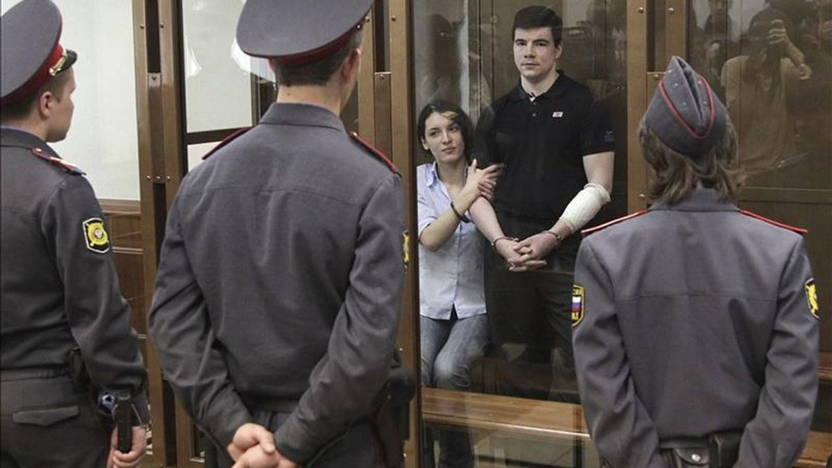 El nacionalista Nikita Tíjonov (d) y su pareja de hecho, Yevguenia Jasis (i), esperan el veredicto de un jurado popular sobre el asesinato del abogado Stanislav Markélov y la periodista Anastasía Babúrova, en un Tribunal de la ciudad de Moscú (Rusia), hoy, viernes 6 de mayo de 2011. EFE