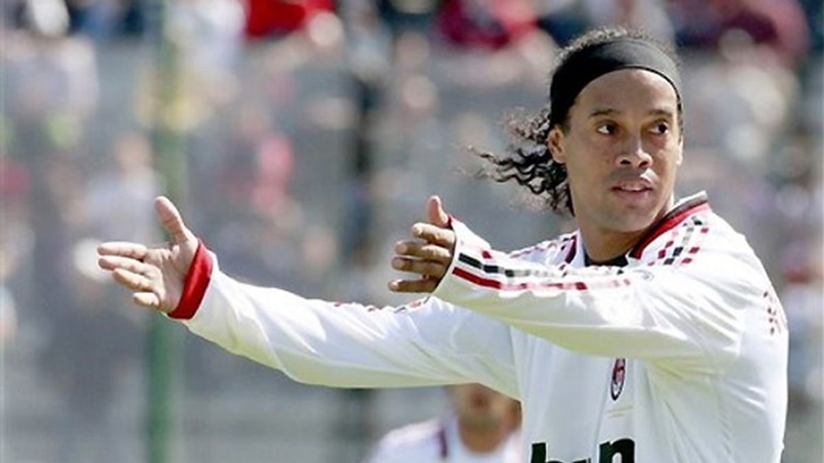 Ronaldinho, en un partido con el Milán esta temporada. FOTO: EFE.