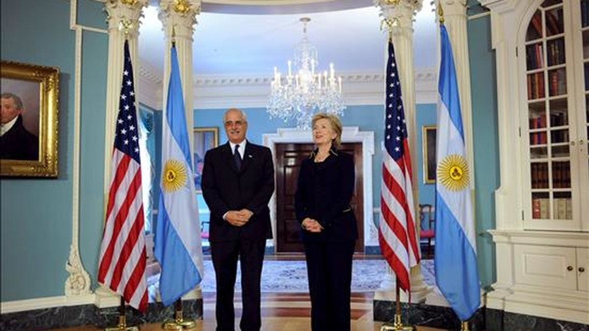 La secretaria de Estado de EE.UU., Hillary Clinton (d), posa junto al canciller de Argentina, Jorge Taiana, antes de la reunión bilateral que se llevó a cabo en el departamento de Estado, en Washington. EFE