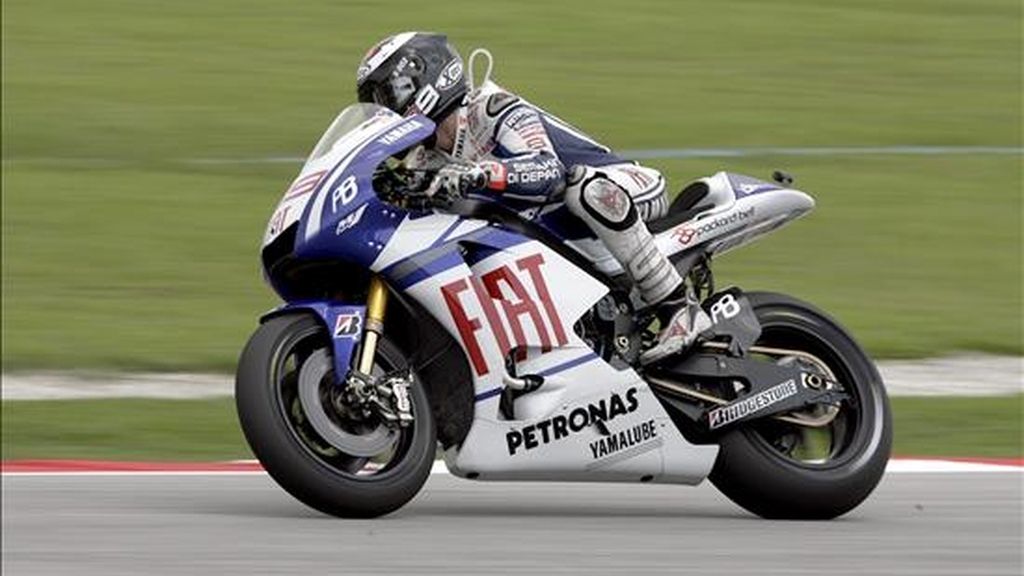 El piloto español de MotoGP Jorge Lorenzo, de Yamaha, participa hoy en una sesión de entrenamientos libres en el circuito internacional de Sepang, a las afueras de Kuala Lumpur (Malasia). El Gran Premio de Malasia de motociclismo se disputará el próximo domingo 10 de octubre. EFE El piloto español de MotoGP Jorge Lorenzo, de Yamaha, participa hoy en una sesión de entrenamientos libres en el circuito internacional de Sepang, a las afueras de Kuala Lumpur (Malasia). El Gran Premio de Malasia de motociclismo se disputará el próximo domingo 10 de octubre. EFE