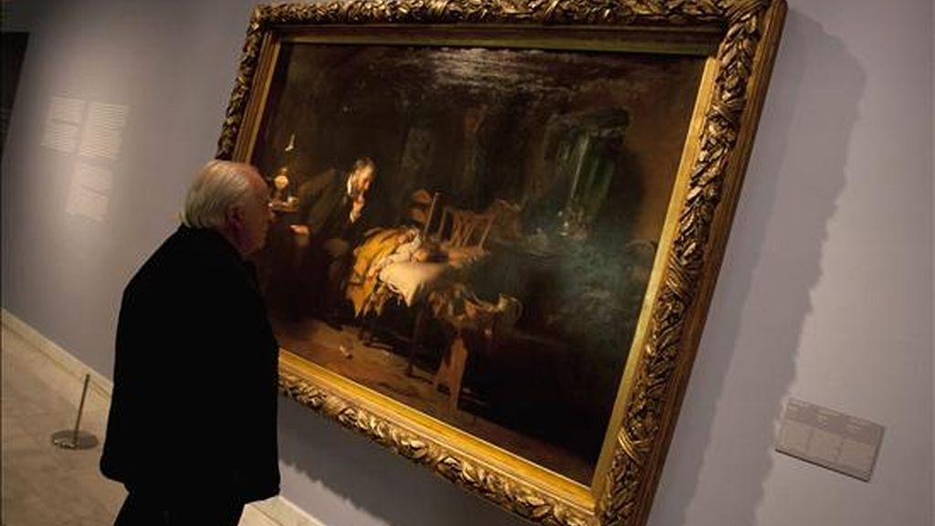 Una persona contempla una de las obras que se exponen en la exposición de Picasso "Ciencia y caridad" (1897), que se exhibe en el Museo Picasso y que recoge aspectos esenciales de su período formativo, siendo el eje central de la muestra que contextualiza la obra con pinturas de artistas coetáneos y que, a partir de estudios radiográficos, de infrarrojos y analíticas de pigmentos revelan aspectos hasta ahora desconocidos sobre su proceso de realización. EFE Una persona contempla una de las obras que se exponen en la exposición de Picasso "Ciencia y caridad" (1897), que se exhibe en el Museo Picasso y que recoge aspectos esenciales de su período formativo, siendo el eje central de la muestra que contextualiza la obra con pinturas de artistas coetáneos y que, a partir de estudios radiográficos, de infrarrojos y analíticas de pigmentos revelan aspectos hasta ahora desconocidos sobre su proceso de realización. EFE