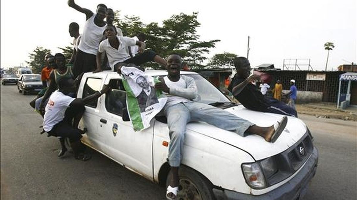 Seguidores del candidato presidencial Alassane Ouattara celebran en las calles tras el anuncio de su victoria en las elecciones. Con un día de retraso, el Consejo Electoral Independiente anunció que Ouattara venció con un 54% de los votos al actual jefe del Estado, Laurent Gbagbo. EFE