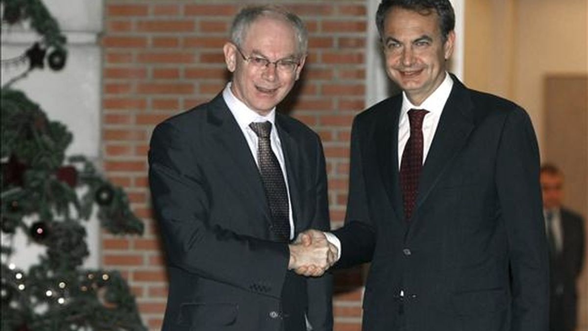 Los presidentes del Gobierno, José Luis Rodríguez Zapatero (d), y del Consejo Europeo, Herman Van Rompuy antes de la reunión que han mantenido esta tarde en el Palacio de la Moncloa. EFE