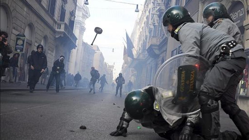Ciudadanos se enfrentan a la policía frente al parlamento italiano, en Roma, durante una protesta contra el Gobierno de Silvio Berlusconi, hoy, martes, 14 de diciembre de 2010. Las concentraciones más importantes hasta el momento se han registrado en ciudades como Roma, Milán, Turín, Palermo, Catania, Cagliari o Bari. En Roma, el centro de la ciudad ha sido blindado para evitar el paso de los manifestantes, cien mil de ellos estudiantes, según los datos de los organizadores, que protestan por la reforma universitaria propuesta por el Ejecutivo. EFE