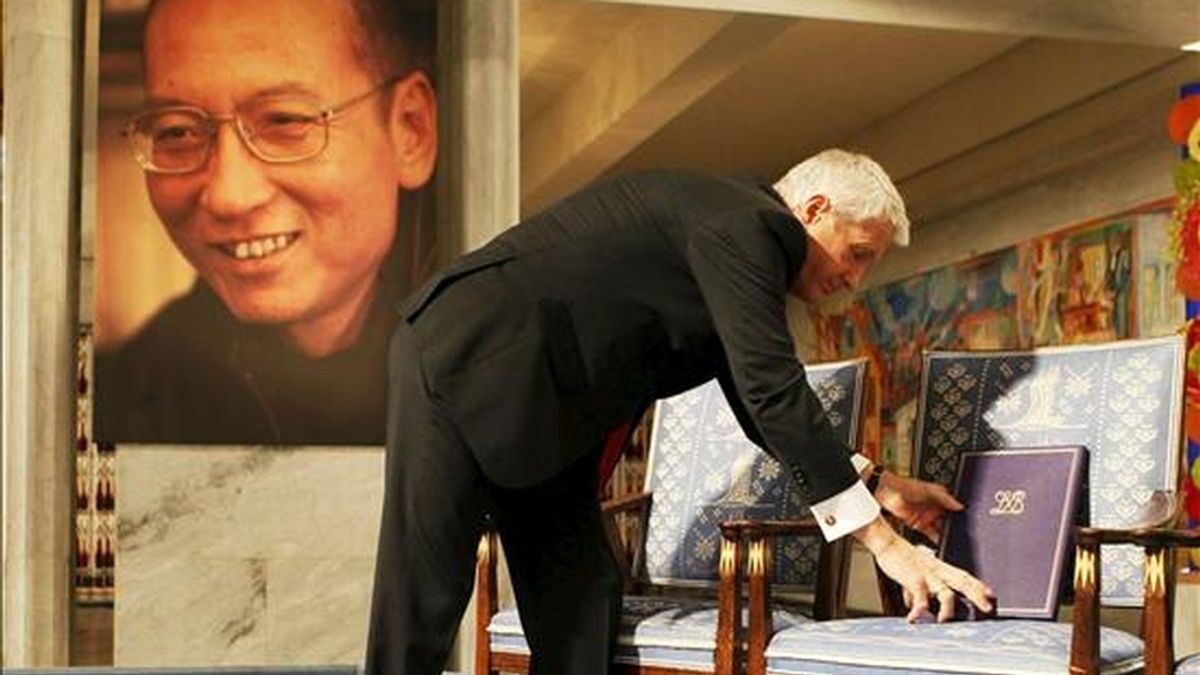 El secretario del Comité Nobel noruego, Thorbjoern Jagland, coloca en una silla vacía el diploma del Premio Nobel de la Paz 2010 durante la ceremonia de entrega al ganador Liu Xiaobo en Oslo (Noruega) hoy, 10 de diciembre de 2010. La silla vacía representa al disidente Liu Xiaobo que cumple una condena de 11 años de prisión en una cárcel de Liaoning (noreste de China). EFE