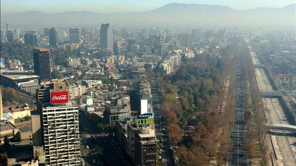 Imagen de la ciudad de Santiago de Chile, durante un amnecer bajo un alto del índice de contaminantes. EFE