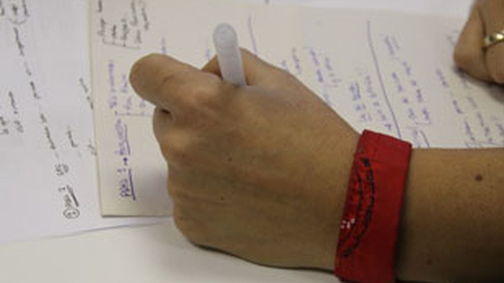 Un jefe noruego ordena a sus empleadas que luzcan un brazalete rojo cuando tienen la regla.