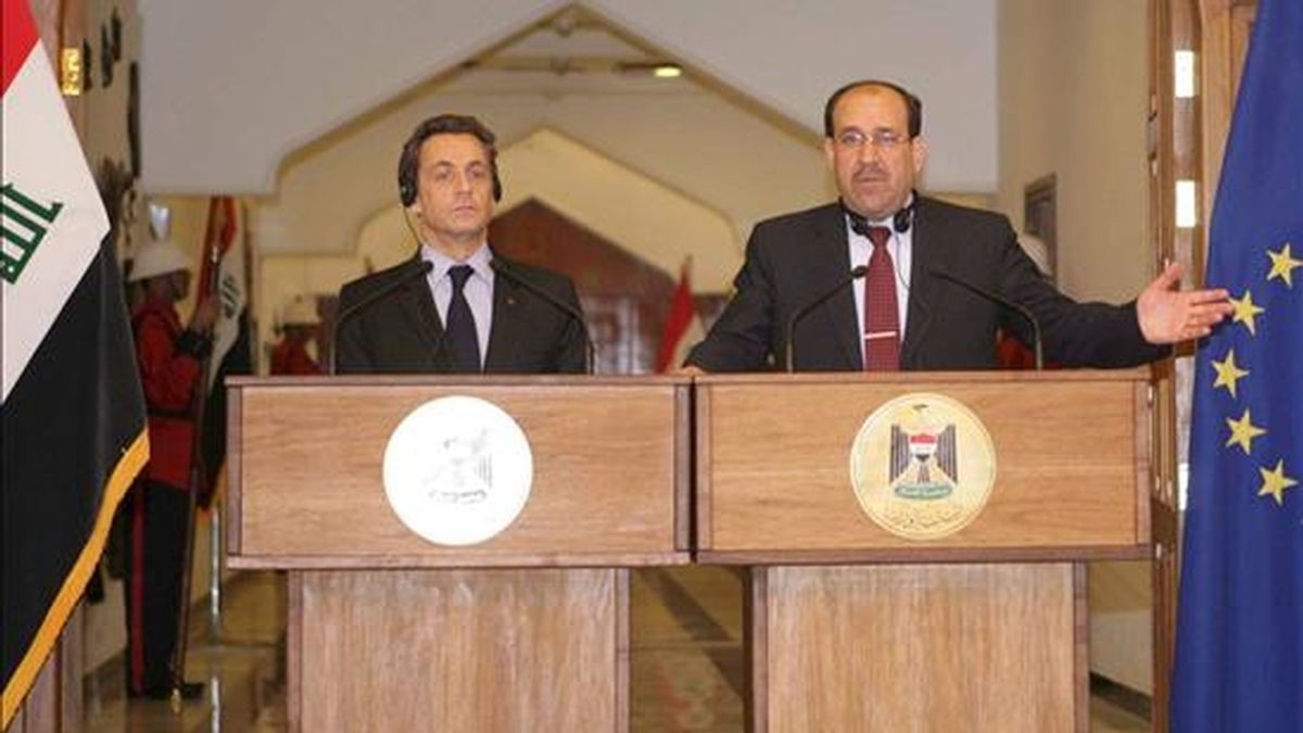 El presidente francés, Nicolas Sarkozy (izq.), y el primer ministro iraquí, Nuri Al Maliki, durante la rueda de prensa ofrecida hoy en Bagdad. EFE