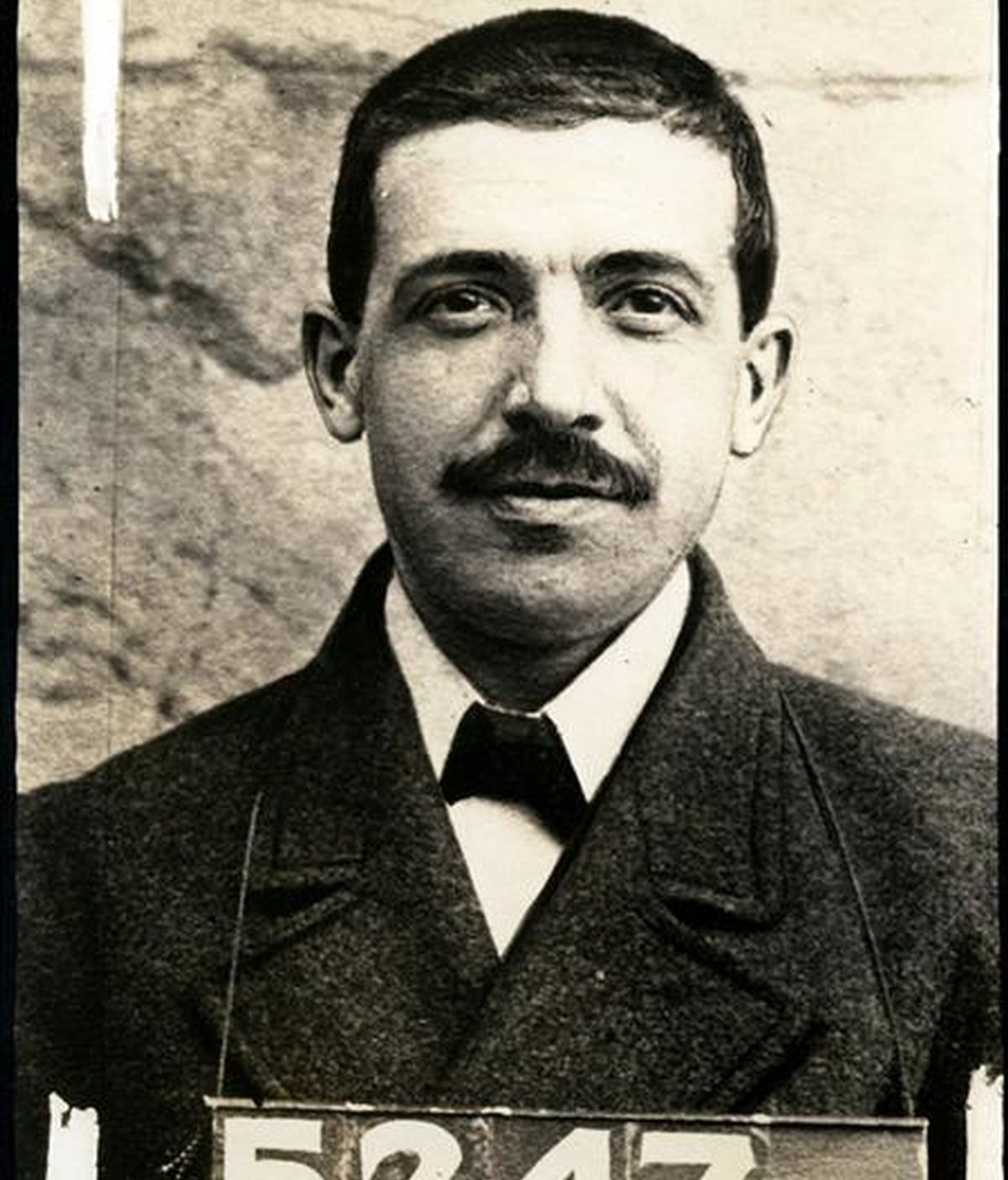 Foto policial sin fecha de Charles Ponzi, el estafador italiano que dio origen al denominado"esquema Ponzi", en una imagen que forma parte de una exposición sobre los mayores escándalos financieros en la historia de Estados Unidos. EFE Foto policial sin fecha de Charles Ponzi, el estafador italiano que dio origen al denominado"esquema Ponzi", en una imagen que forma parte de una exposición sobre los mayores escándalos financieros en la historia de Estados Unidos. EFE