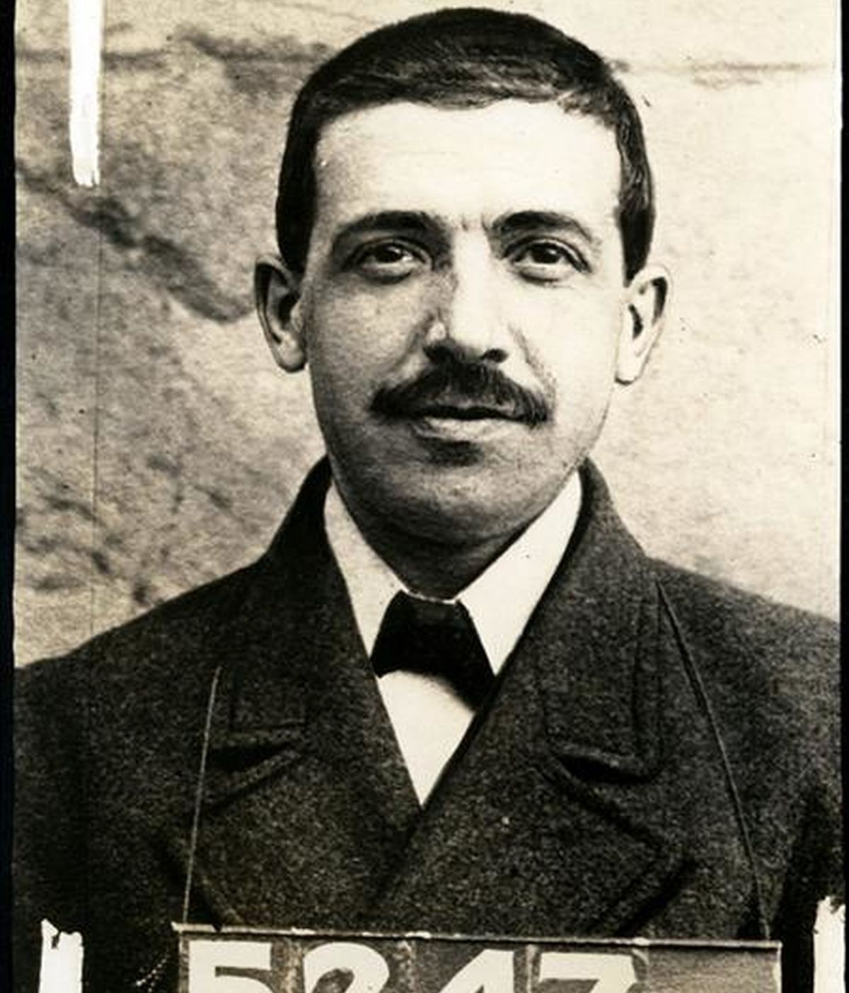 Foto policial sin fecha de Charles Ponzi, el estafador italiano que dio origen al denominado"esquema Ponzi", en una imagen que forma parte de una exposición sobre los mayores escándalos financieros en la historia de Estados Unidos. EFE