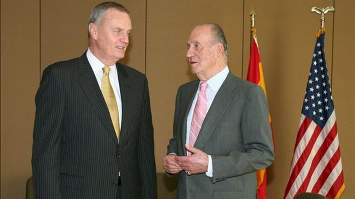 El Rey Juan Carlos conversa con el consejero de Seguridad Nacional de la Casa Blanca, el general James Jones, hoy en Miami, donde los Reyes concluyen una gira americana. EFE