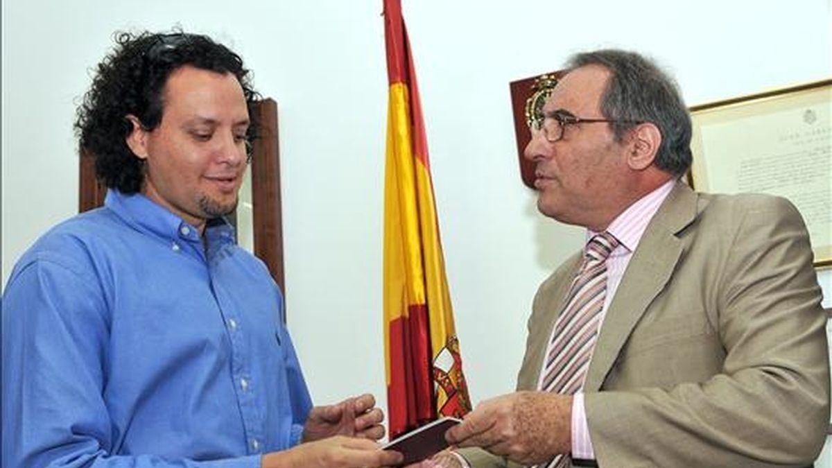 Norberto Díaz es el primer ciudadano cubano en obtener el pasaporte español. Vídeo: Informativos Telecinco.